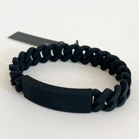 MARC JACOBS BUNDLE Rubber Standard Supply Bracelet and Signature Charm Key Ring - Picture 6 of 9